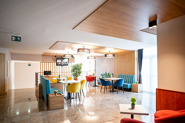 Café & Bar